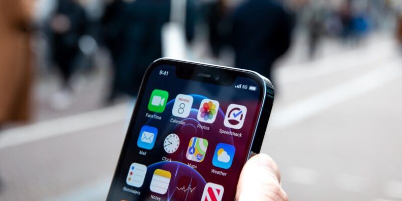 Top Unlimited Data Cell Phone Plans in Canada (2025 Guide)